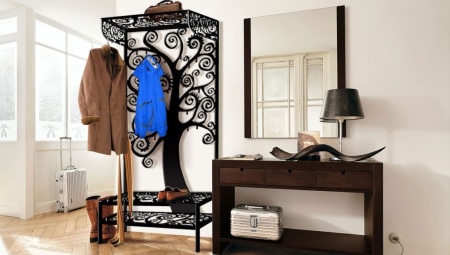 Floor hangers in the hallway: varieties and tips for choosing