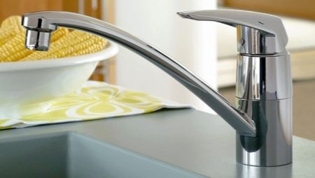 Single-lever kitchen faucets: varieties and choices