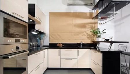U-shaped kitchens with a window: features and layout methods