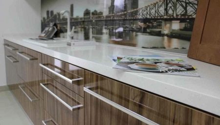 Πλαστικοί πάγκοι στην κουζίνα: επιλογές σχεδίασης και κανόνες επιλογής