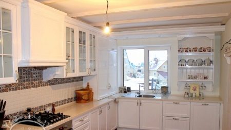 Corner kitchens with a window: how to correctly design and decorate?