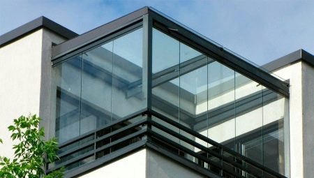 Frameless balcony glazing: pros, cons and recommendations