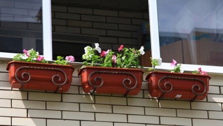 Brackets for balcony boxes: varieties and recommendations