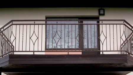 Balcony fencing: varieties and recommendations for choosing