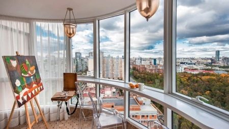 Vitrage panoramique d'un balcon : avantages et inconvénients, options, choix, exemples