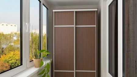 Sliding wardrobes on the balcony: what are there and how to choose?