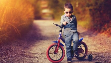 Additional wheels for a child's bike: features, selection and installation
