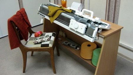 Tables de machines à tricoter: avantages, inconvénients et variétés