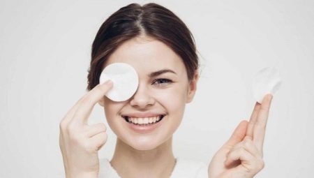 How to wash off waterproof mascara?