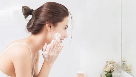 How to use foam for washing the face?