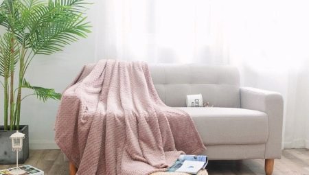 Choosing a fashionable blanket on the sofa
