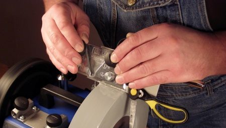 Sharpening hairdressing tools