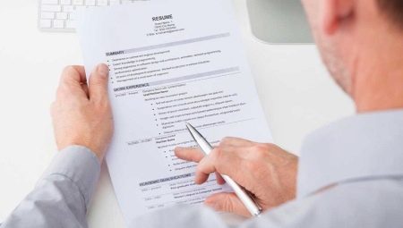 What professional qualities should be indicated on the resume?