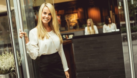 Who is a restaurant hostess and what are his responsibilities?