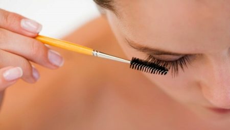 How to comb eyelash extensions correctly?