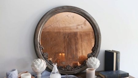 Features of mirrors with carved frames