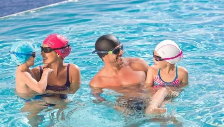 Swimming pool cap: characteristics, rules for choosing and wearing