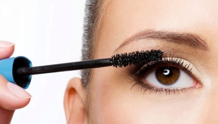 Can laminated eyelashes be dyed with mascara and what are the limitations?