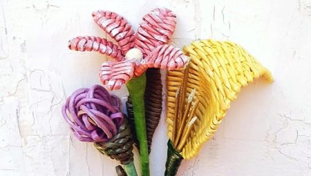 Weaving flowers from newspaper tubes