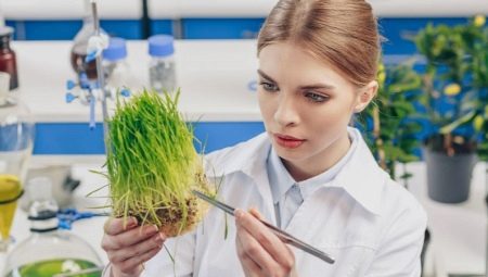 Who is a biologist and how do you become one?