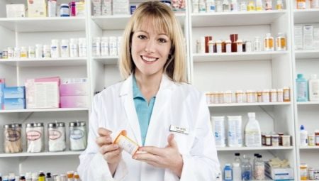 Who is a pharmacist and what does he do?