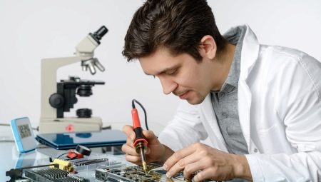 Who is a radio technician and what does he do?