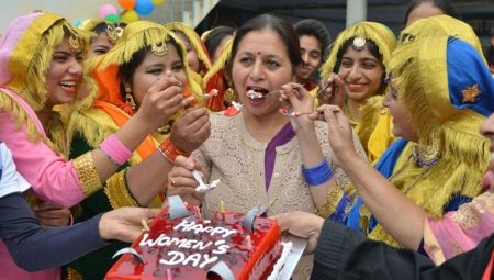 In which countries and how is March 8 celebrated?