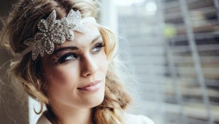 Choosing Gatsby-themed headbands