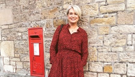 How to dress for an anniversary for a 50-year-old woman?