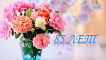 Scenario for the anniversary of a woman 85 years old
