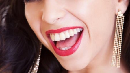 How to brush your teeth without a toothbrush and toothpaste?