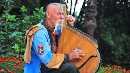 What is a bandura and what does it look like?