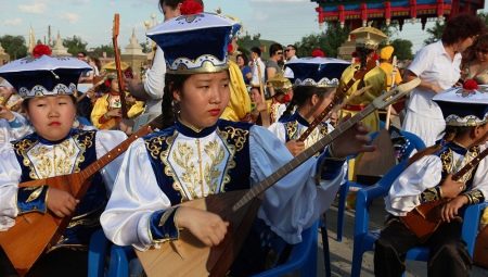 How to play the dombra?
