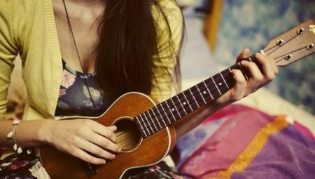How to play the ukulele?