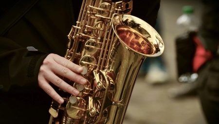 Que sont les saxophones et qui les a inventés ?