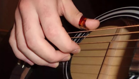 A quoi doivent ressembler les ongles des guitaristes et comment faut-il en prendre soin ?