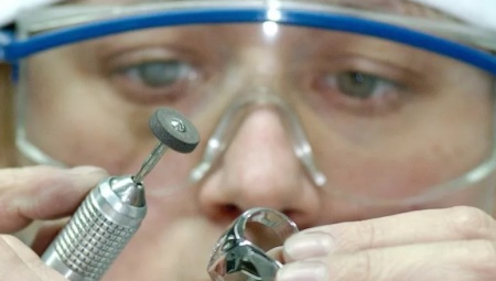The profession of a jeweler-fixer