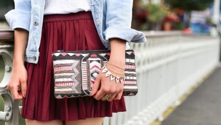 What to combine with short pleated skirts and what are they like?