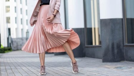 What shoes can you wear a pleated skirt?