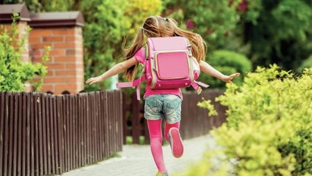 How to choose a school backpack for a girl in grades 1-4?
