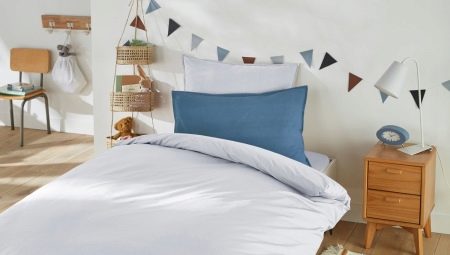 How to quickly tuck a duvet into a duvet cover?
