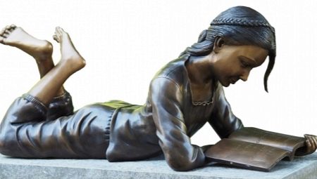 Examen des statuettes de filles