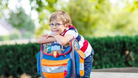 Choosing a backpack for boys in grade 1