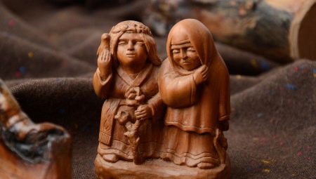 Choosing a statuette made of wood
