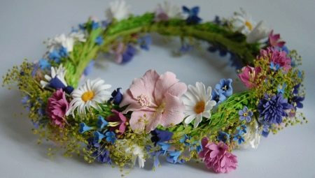 Making a wreath of flowers
