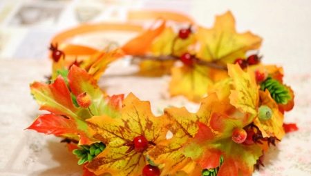 Making a wreath of maple leaves