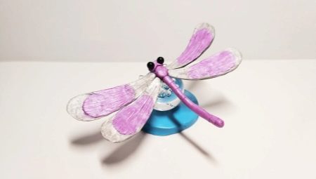 Modellare una libellula dalla plastilina