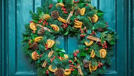Features and making wreaths on the door