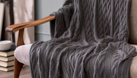 Choosing a gray plaid