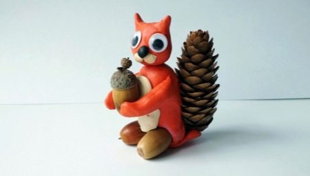 Artisanat à partir de pâte à modeler et de matériaux naturels